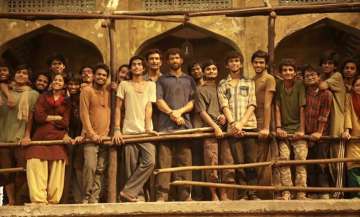 Hrithik Roshan introduces us to his Super 30 students- See latest picture