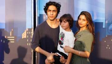 Shah Rukh Khan shares the picture perfect frame of his kids Aryan, Suhana and AbRam
