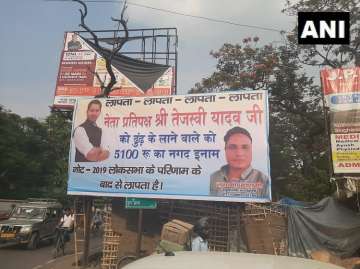 Poster announcing a reward of Rs 5100 for the person who finds Tejashwi Yadav in Muzaffarpur