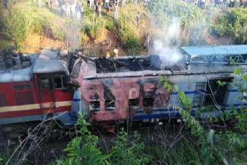 Howrah-Jagdalpur Samaleswari Express after it hits Tower Car