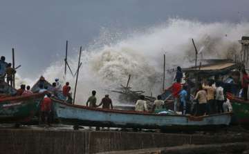 cyclone vayu in gujarat, cyclone vayu hits gujarat, cyclone vayu news, cyclone vayu latest updates, 