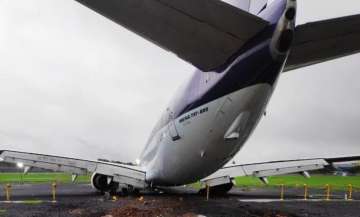Air India team pulls back stuck SpiceJet plane
