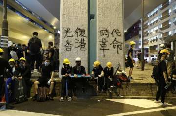 Armed mob storms Hong Kong train station, attack people