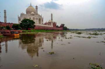 Dry Yamuna remains a threat to Mughal monuments