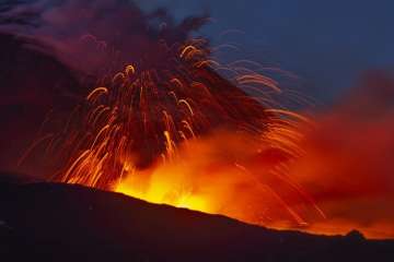 Italy's Mount Etna volcano erupts, closes 2 nearby airports