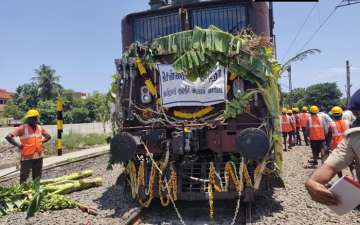 Train carrying water from Jolarpettai arrives in parched Chennai