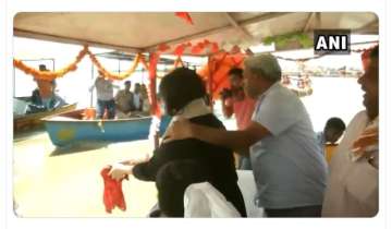Bansuri immerses Sushma Swaraj's ashes in Ganga river in Hapur | Watch video