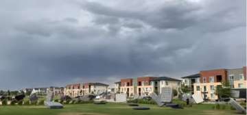 Video: Winds send dozens of mattress flying across park at open-air cinema in Denver