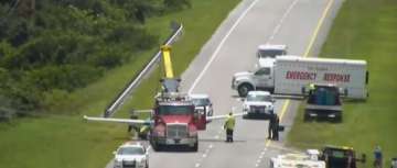 Video: Small plane makes emergency landing on federal highway in Florida, USA