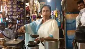 Mamata Banerjee turns ‘chai-wali’, brews tea at a tea stall in West Bengal's Digha | Watch