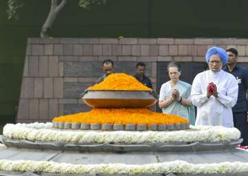 Dr Manmohan Singh pays homage to former Prime Minister Rajiv Gandhi on his 75th birth anniversary. 
