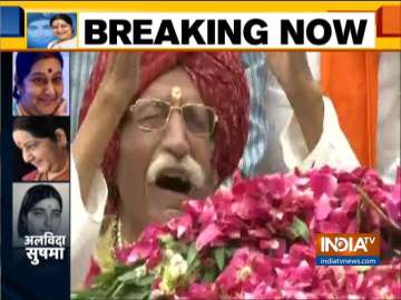 MDH owner Dharampal Gulati bursts into tears as he pays tribute to Sushma Swaraj