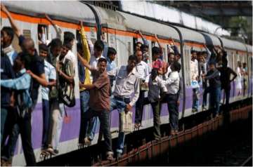 Mumbai: Thane Vashi local derails