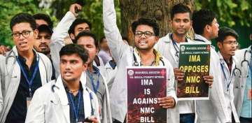 Doctors protesting against the NMC bill 