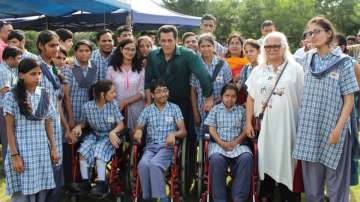 Salman, Sonakshi spend time with kids on 'Dabangg 3' set
