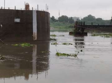 Water level in Yamuna crosses warning mark, Kejriwal calls meeting to assess situation