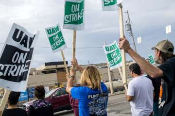 Auto Union votes for major strike against General Motors; 50,000 works off duty
