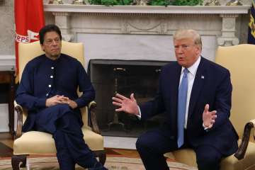 Trump mocks Pakistani journalist in front of Imran Khan