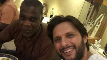 Shahid Afridi hosts dinner for Michael Holding in Karachi