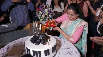 Asha Bhosle’s 86th birthday celebration pictures from Dubai are full of fun