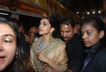 When Deepika Padukone mobbed at Lalbaugcha Raja Ganpati pandal, watch video