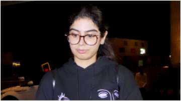 VIDEO: Khushi Kapoor gets emotional as she bids goodbye to friends before flying to abroad for furth