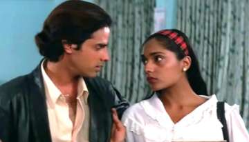 'Nazar ke saamne' is a popular song from the 90s movie Aashiqui.