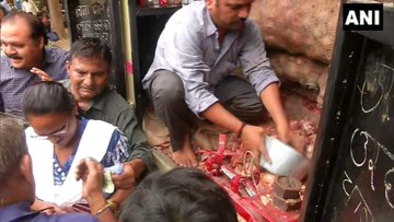 People queue up to buy onions at Rs 22 per kg sell by Govt in Delhi
