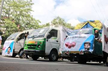 Kejriwal flags off 70 mobile vans to sell onions at Rs 23.90 per kg
