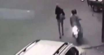 Another woman journalist's phone snatched in Delhi | Video