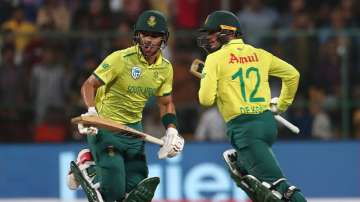 Quinton de Kock slammed unbeaten 79 to guide South Africa to a comprehensive win against India to dr