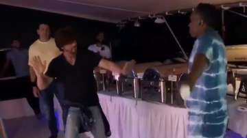 Shah Rukh Khan and Dwayne Bravo shake legs on 'Lungi Dance'- Watch video
