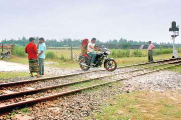 Railways to eliminate manned level crossings