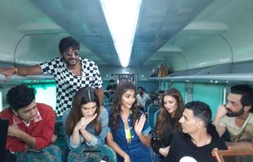 Housefull 4: Akshay Kumar and team celebrate Pooja Hegde's birthday on train (Videos)
