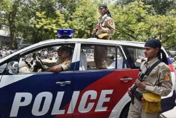 Delhi police team attacked with knife