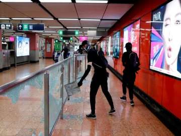 Hong Kong: Protestors vandalise MTR station, rail service remain suspended