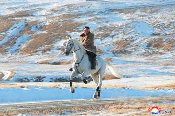  Kim Jong Un rides a white horse to climb Mount Paektu (AP)
