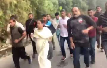 ?Saree-clad Mamata jogs 10 km in Darjeeling hills with senior officials