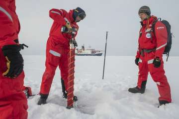 Scientists to set up Arctic ice camp