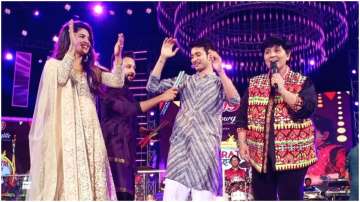 Priyanka Chopra is visual treat as she plays garba and dandiya with Falguni Pathak. Watch video