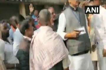 Video: Congress candidate brandishes gun in Palamu, clashes with BJP supporters 