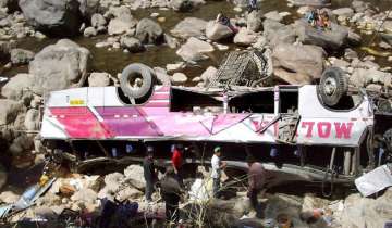 Bus plunges into ravine, killing 10 in Peru