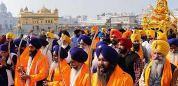Tens of thousands converge on Guru's holy town