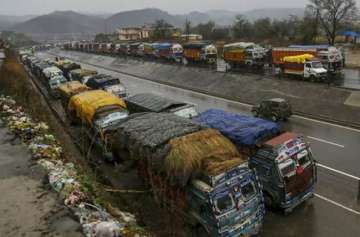Jammu-Srinagar highway closed for 3rd day, heavy rains hamper road clearing ops