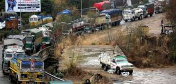 JK highway closed for second consecutive day, 4,000 vehicles stranded