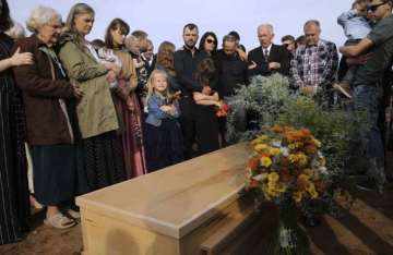 Last victim of Mexico border killings buried as others leave