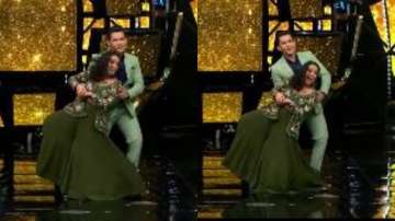 Host ?Aditya Narayan drops Neha Kakkar during dance performance