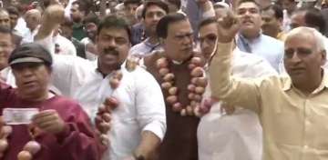 After prices soar, Congress workers protest wearing onion garlands
