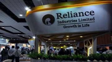 Reliance becomes first Indian firm to hit ? 9.5 lakh crore market valuation