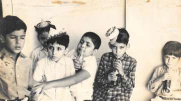 Rishi Kapoor age, Rishi Kapoor rare photo of drinking cola with Boney, Anil Kapoor